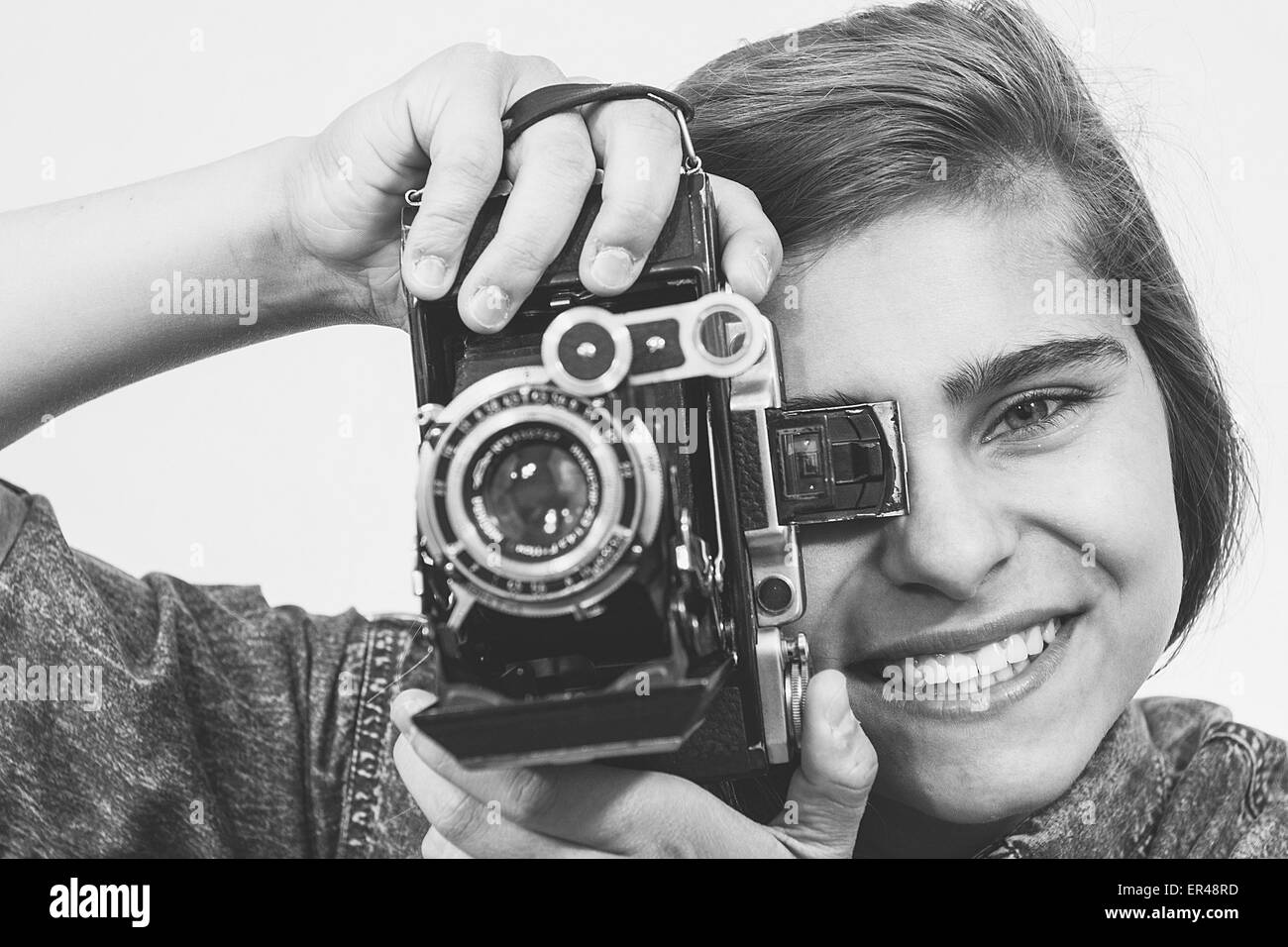 Teenager-Mädchen mit einem alten klappbare Kamera Porträt. Stockfoto