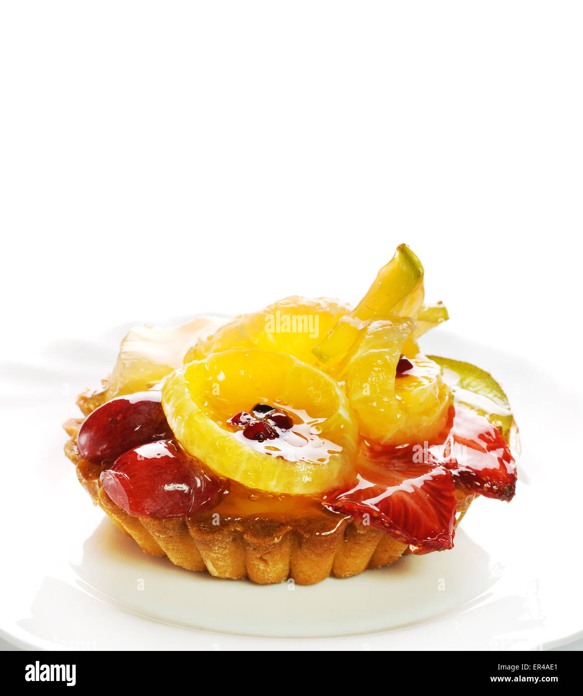 Kalorienarme Frucht-Kuchen isoliert auf weißem Hintergrund Stockfoto