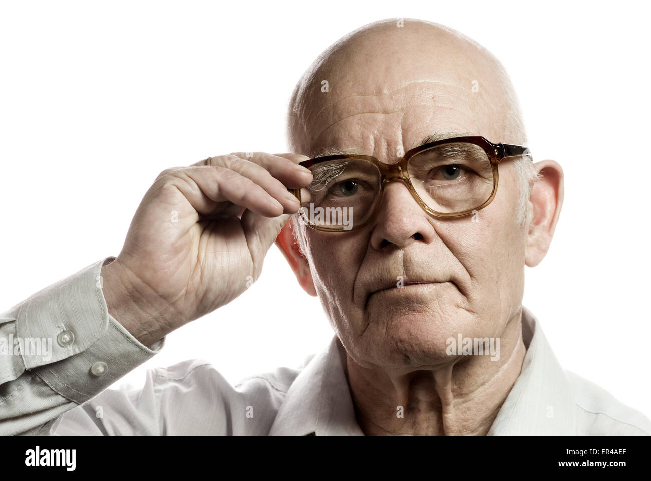 Älterer Mann mit einer riesigen Brille isoliert auf weißem Hintergrund Stockfoto