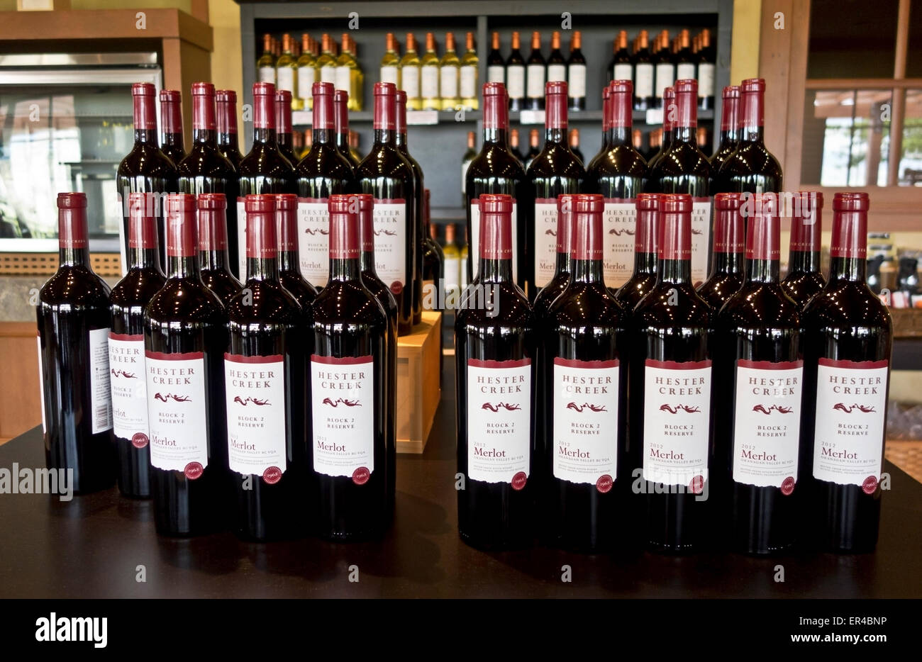 Flaschen Rotwein, Merlot, auf dem Display in der Filiale in Hester Creek Winery in Oliver, British Columbia, Kanada. Stockfoto