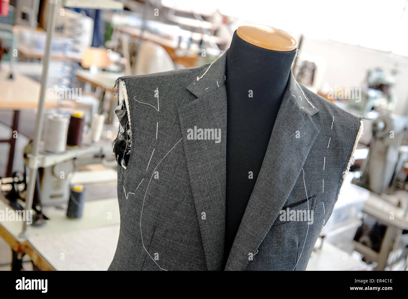 Nahaufnahme von Hand genähten Jacke in Progress auf Schaufensterpuppe in Manufacturing Factory oder Shop Kleidung nach Maß Stockfoto