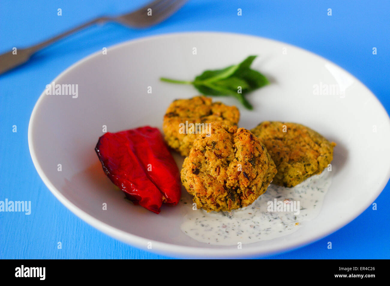 Falafel mit gebratenem Paprika und Joghurt Stockfoto