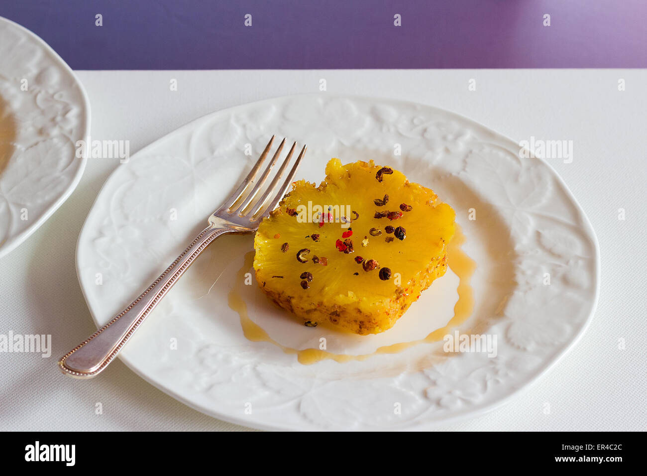 Gebackene Ananasscheibe mit Sichuan-Pfeffer und Ahornsirup Stockfoto