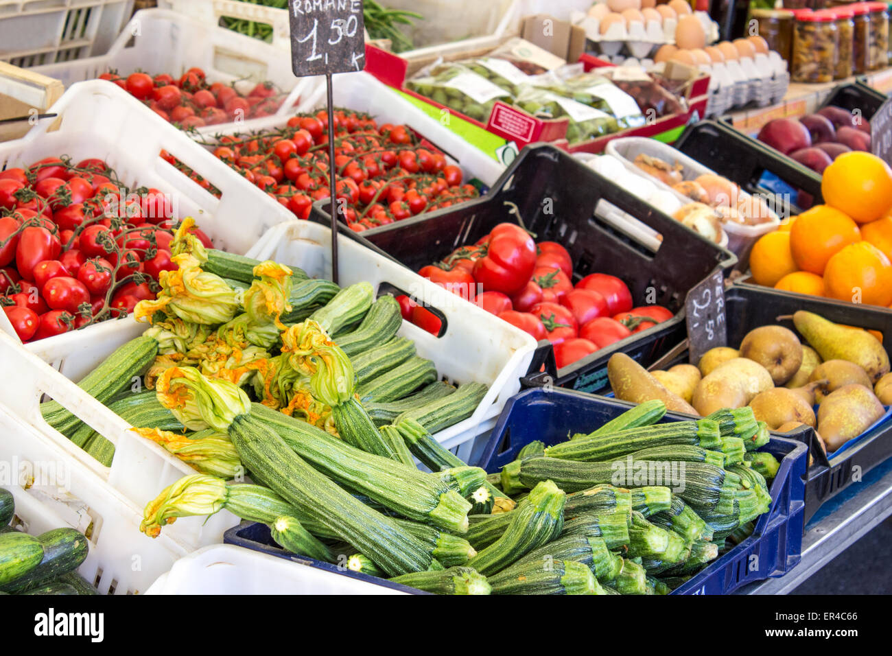 Marktstand mit Tomaten, Zucchini, Zucchiniblüten, Zwiebeln, Eiern, Äpfeln, Birnen und Orangen Stockfoto