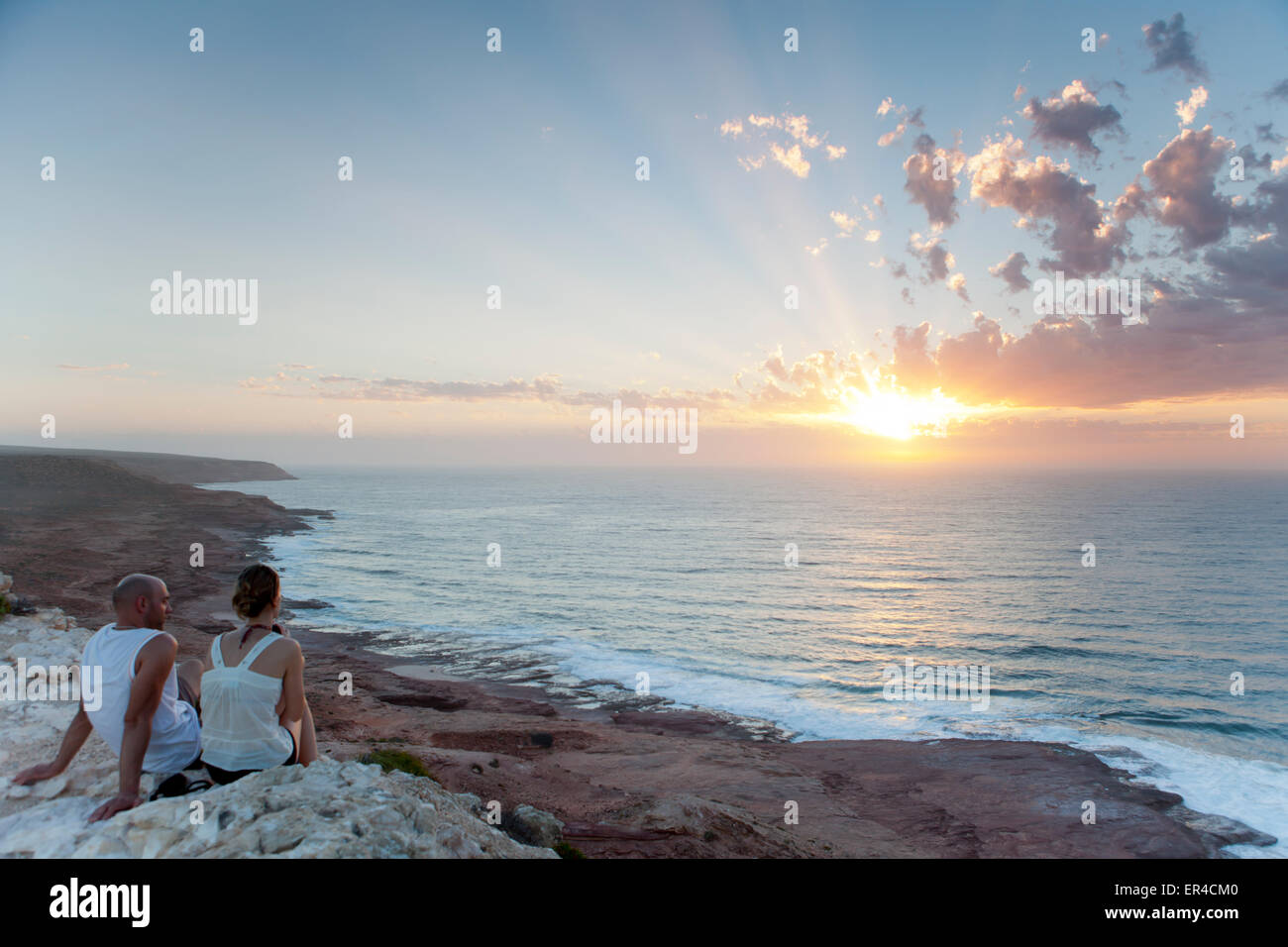 Ein paar Anzeigen den Sonnenuntergang von den Klippen bei Red Bluff, Kalbarri, Western Australia. Stockfoto