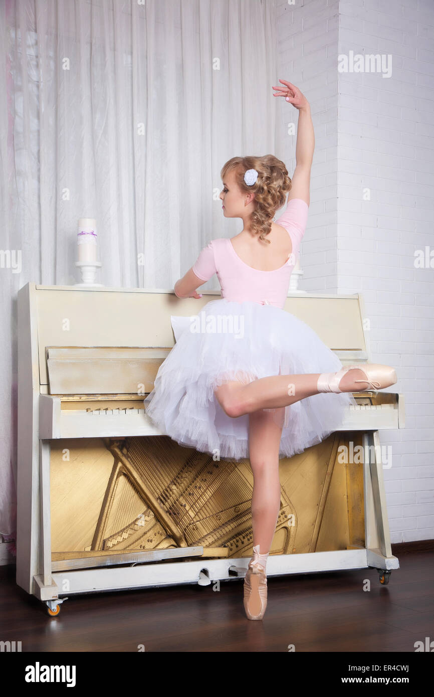 Junge schöne Tänzerin posiert im Tanzstudio Stockfoto