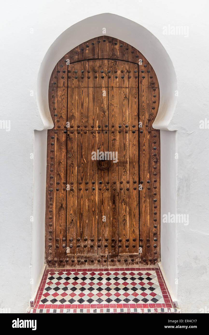 Marokkanische Tür in der Medina von Asilah, Marokko Stockfoto