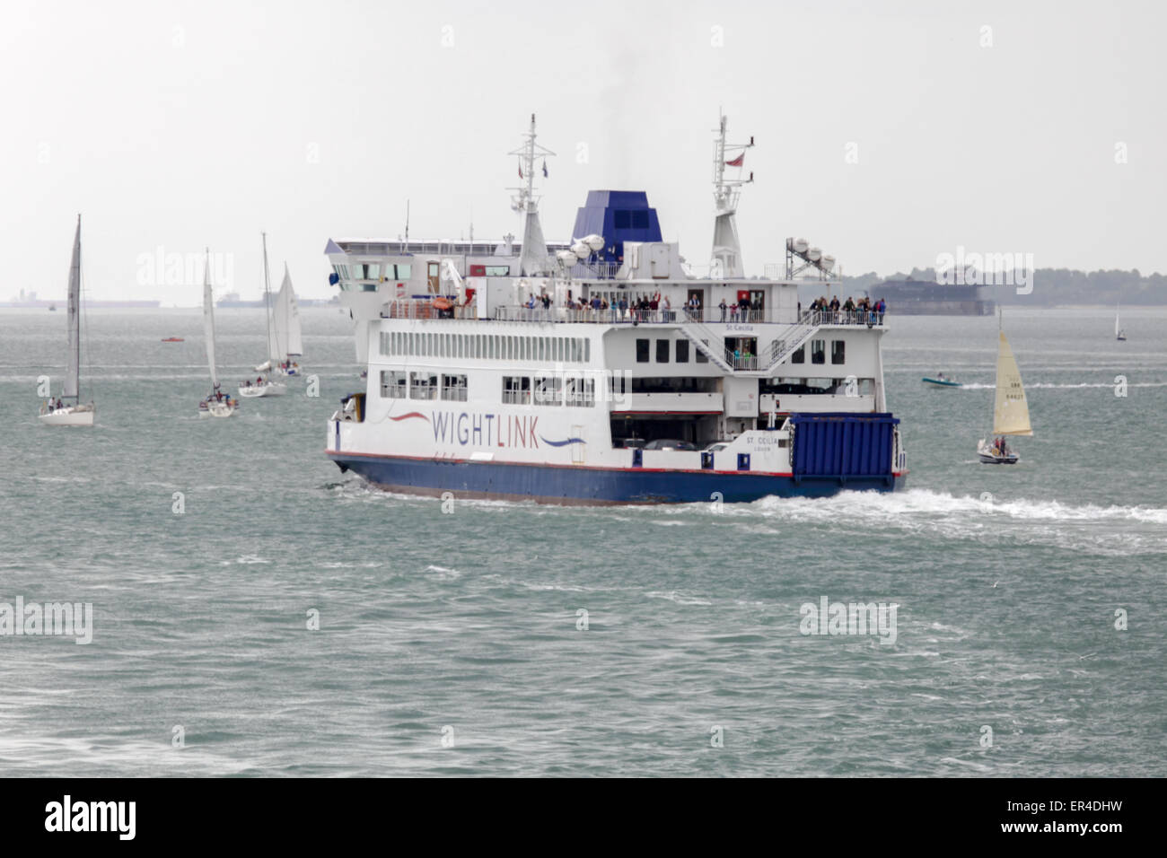 Die Wightlink Isle Of Wight Autofähre 'St. Cecilia' verlässt Portsmouth auf dem Weg nach Fishbourne auf der Isle Of Wight. Stockfoto