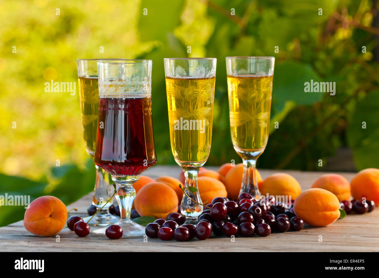 Süßer Wein mit Früchten auf Holztisch Stockfoto