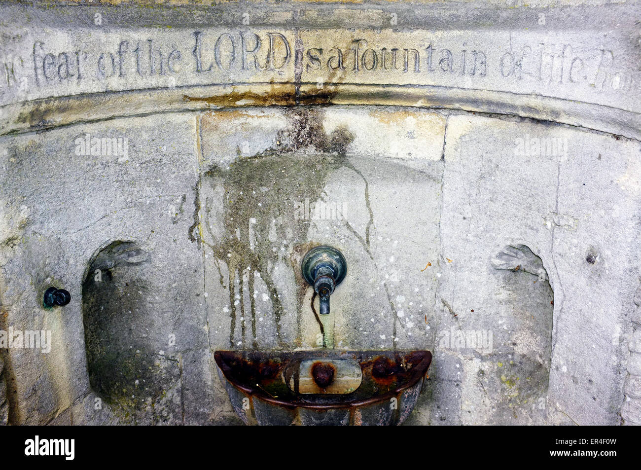 Ein Stein öffentlichen Wasserhahn am Rande einer Grünfläche im Bereich Clifton Bristol. Stockfoto