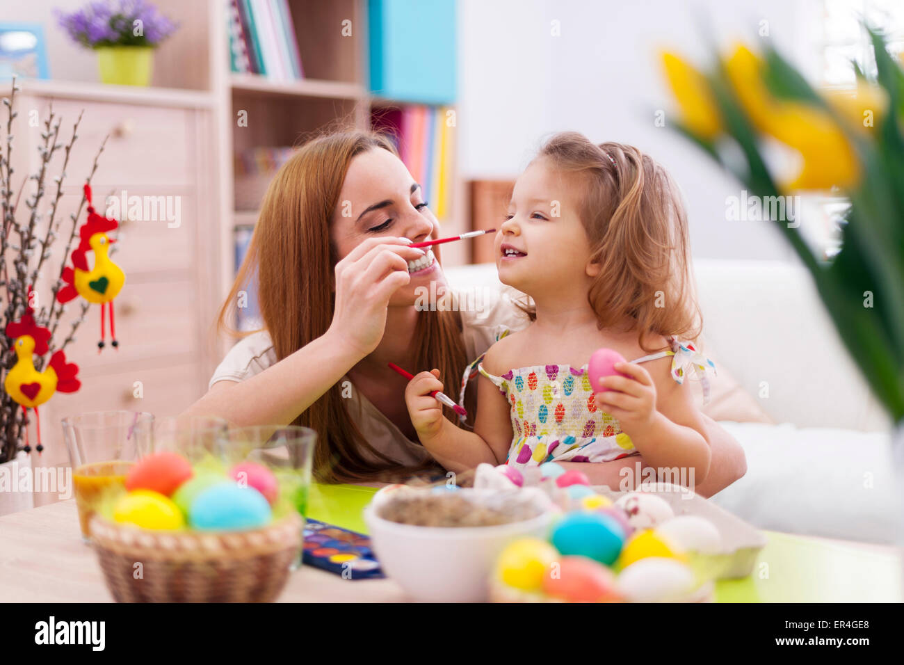 Mutter und Kind viel Spaß beim Bemalen von Ostereiern. Debica, Polen Stockfoto