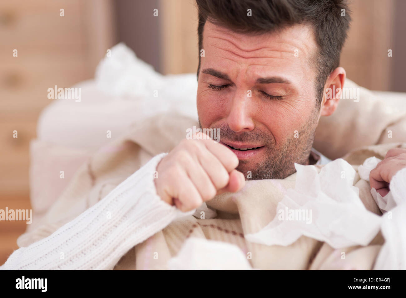 Kranker Mann auf der couch Stockfoto