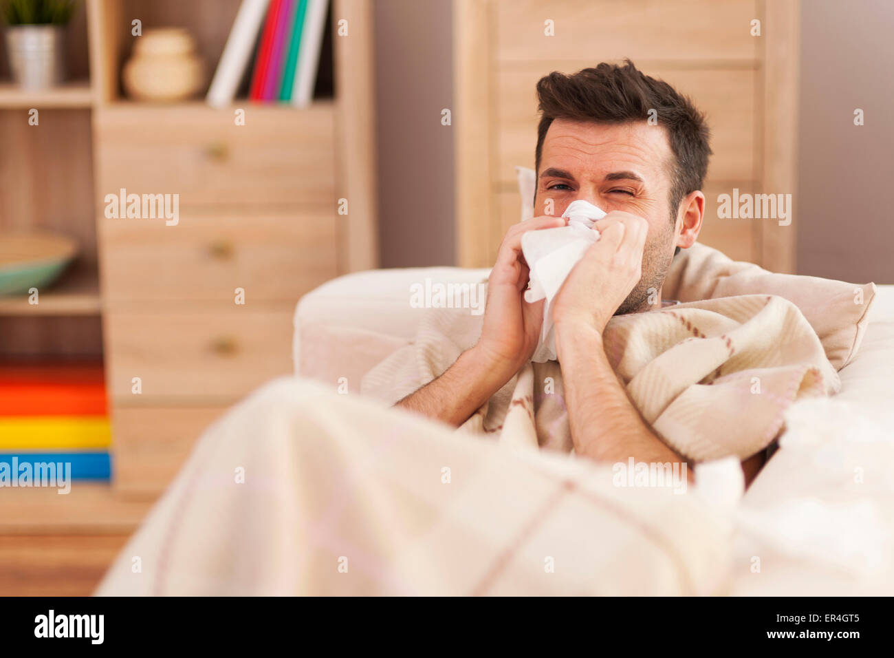 Mann krank auf dem sofa Stockfoto