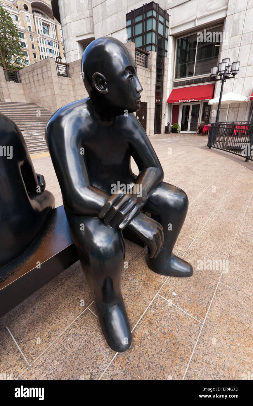 Nahaufnahme einer Bronzestatue von zwei Männer auf einer Bank, Giles Penny am Isle of Dogs, Canary Wharf in London. Stockfoto