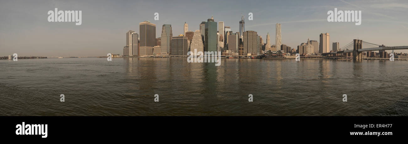 Panoramablick auf New York City von Brooklyn Bridge Park über den East River in den USA Stockfoto