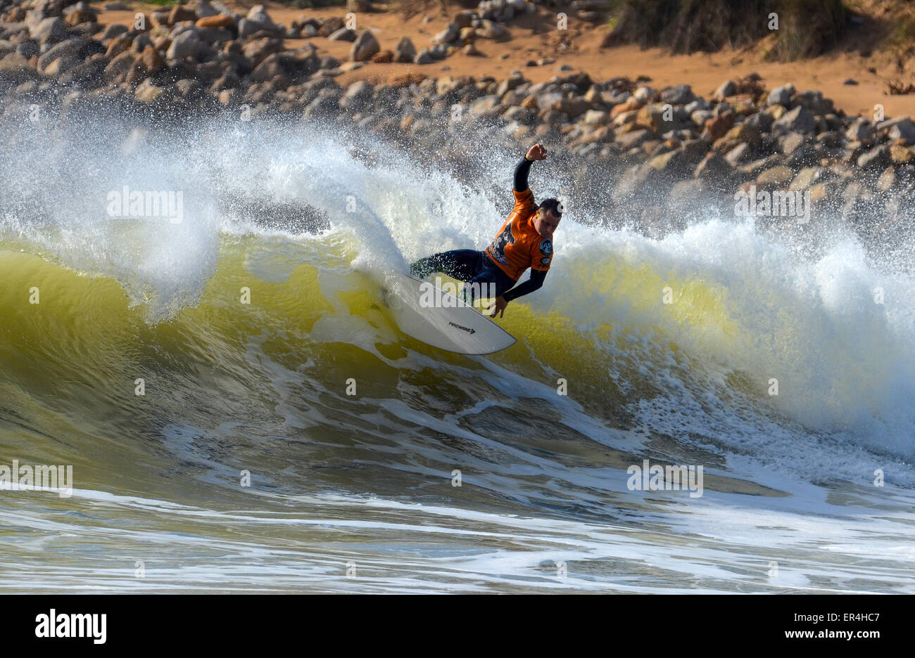 Surfer auf einer Welle Stockfoto