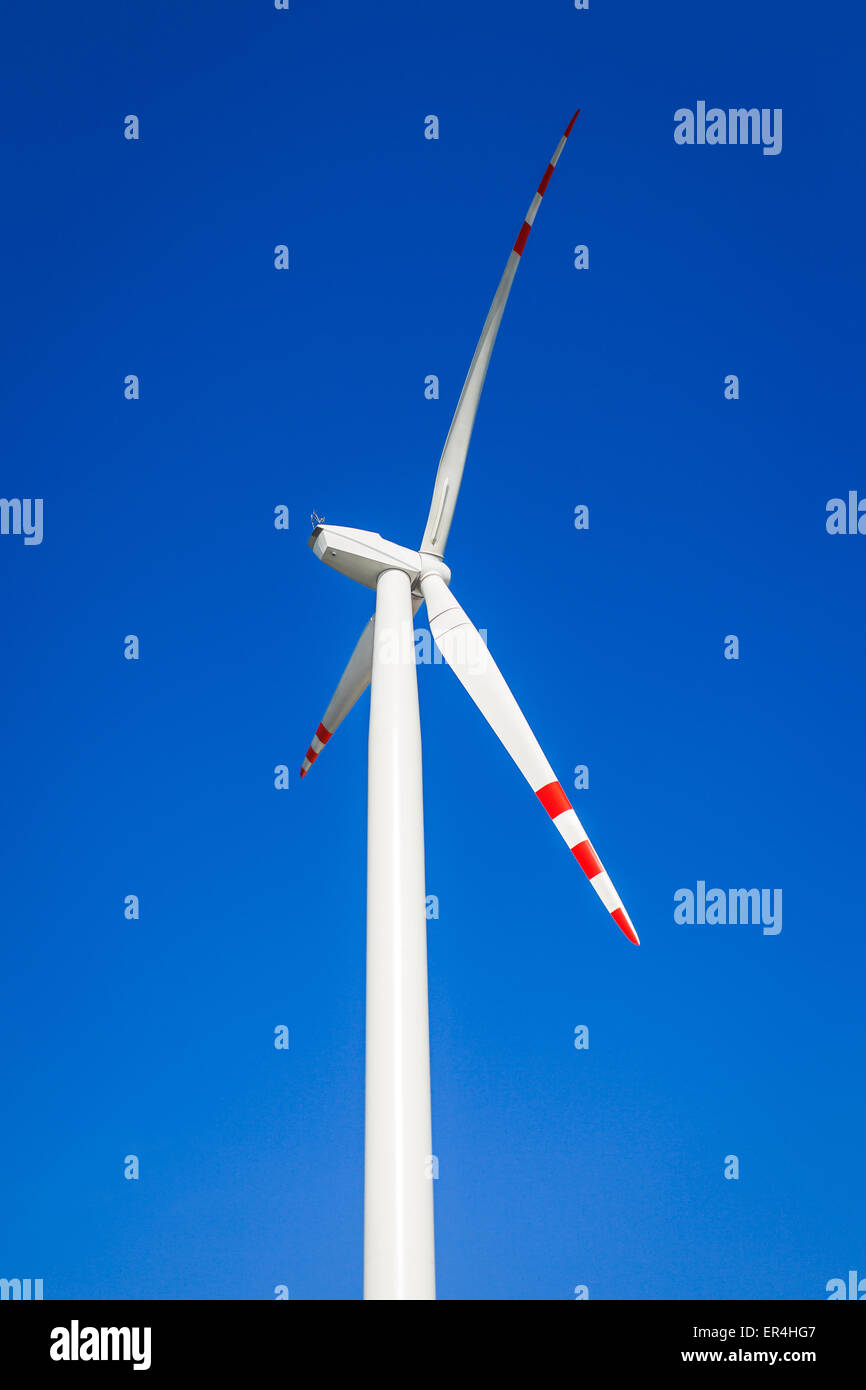 Windkraftanlage auf blauen Himmel ohne Wolken. Legnickie Pole, Polen Stockfoto