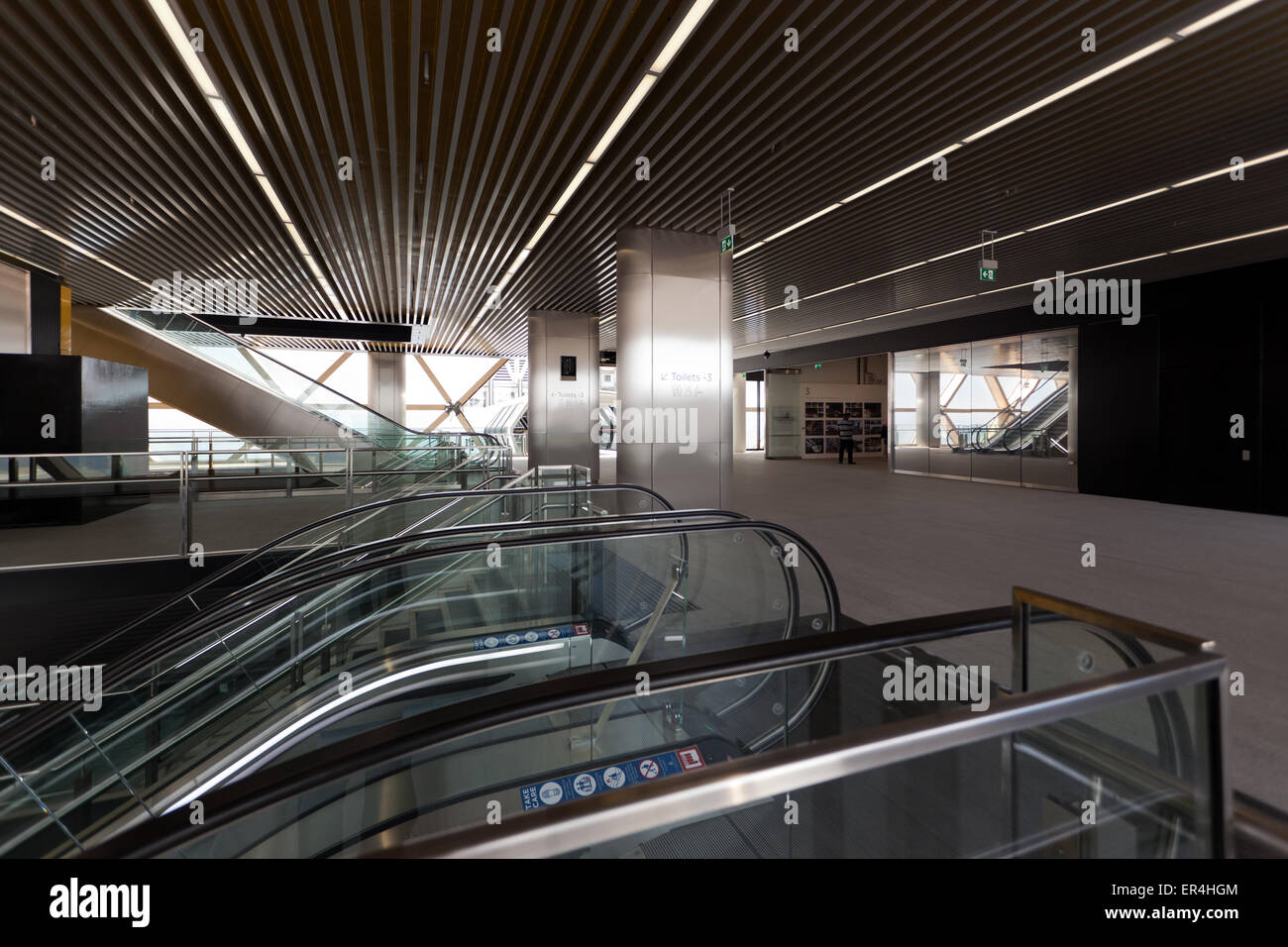 Im Weitwinkel im inneren Teil des Atriums, das neue Cross Bahnhof am Isle of Dogs, Canary Wharf in London. Stockfoto