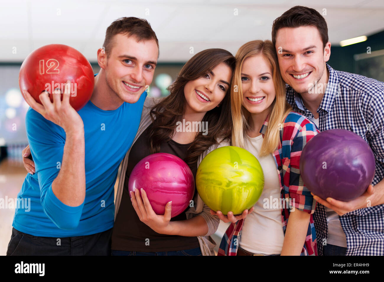 Freunde hängen auf der Bowlingbahn Stockfoto