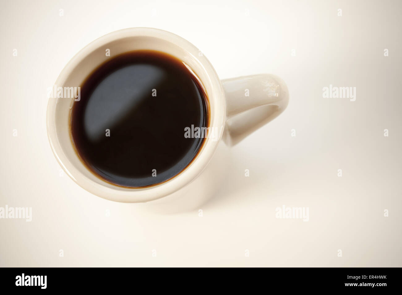 Weiße Tasse schwarzen Kaffee voller steht auf dem Tisch mit weichen Schatten. Draufsicht, weiche Schatten, Vintage Foto-Filter mit alten Stil Stockfoto