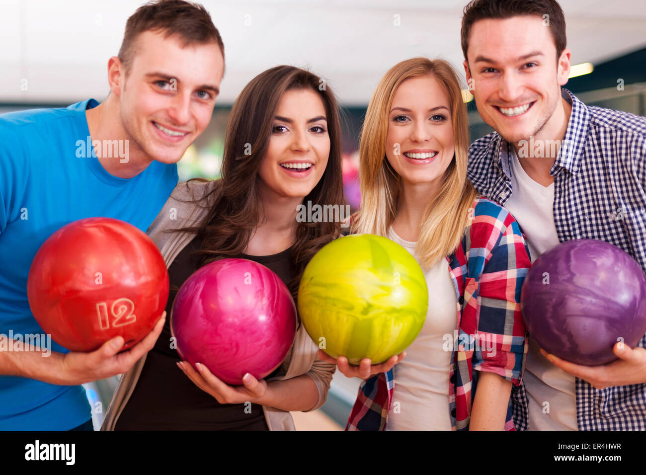 Freunde hängen auf der Bowlingbahn Stockfoto