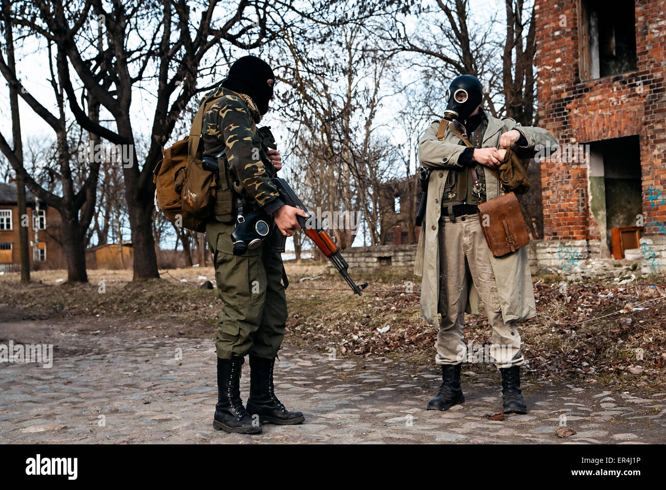 Zwei maskierte Hitmen auf die gefährliche mission Stockfoto