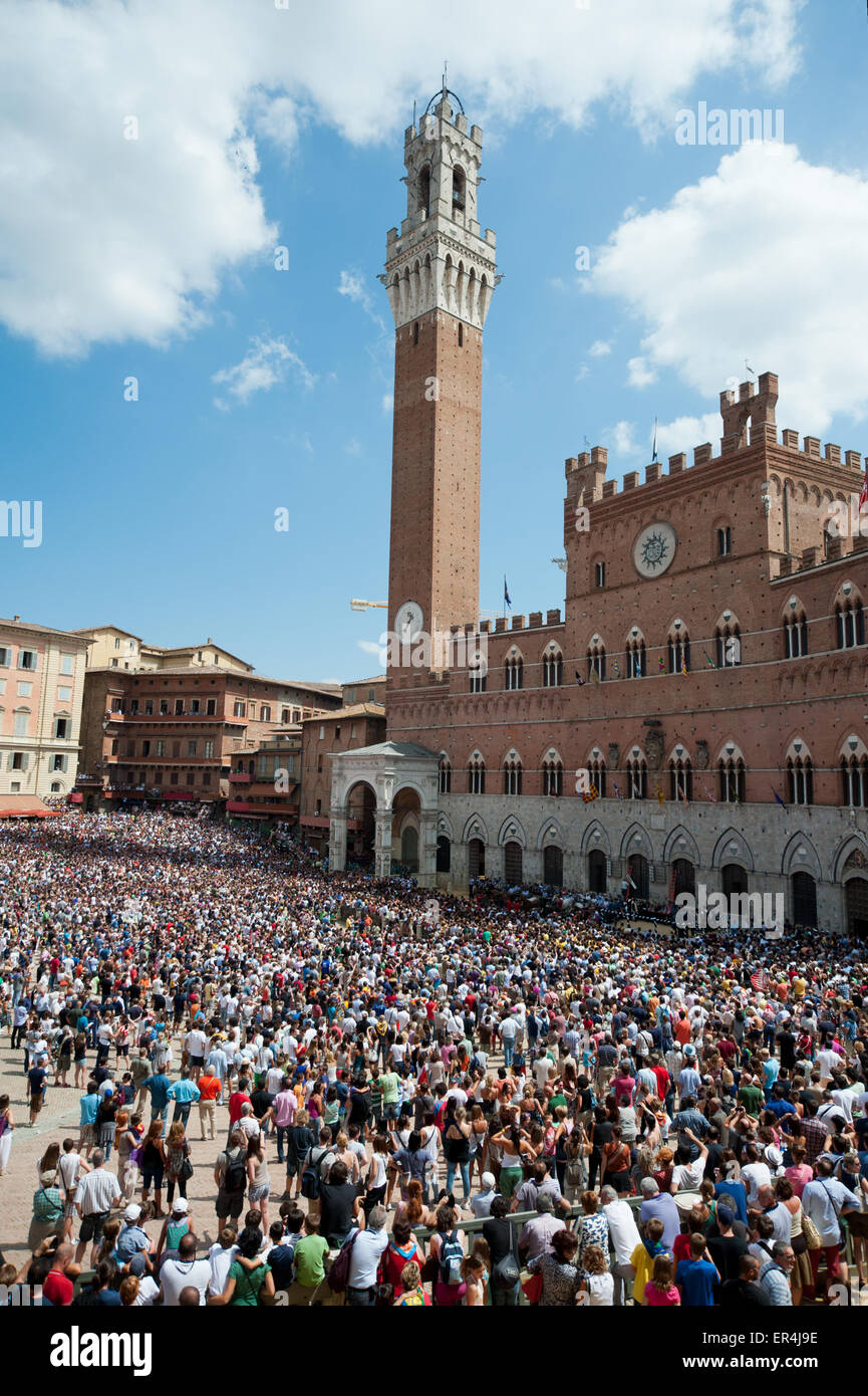 Palazzo Publico mit Torre di Mangia auf Piazza del Campo am Vortag der Palio di Siena, Siena, Toskana, Italien Stockfoto