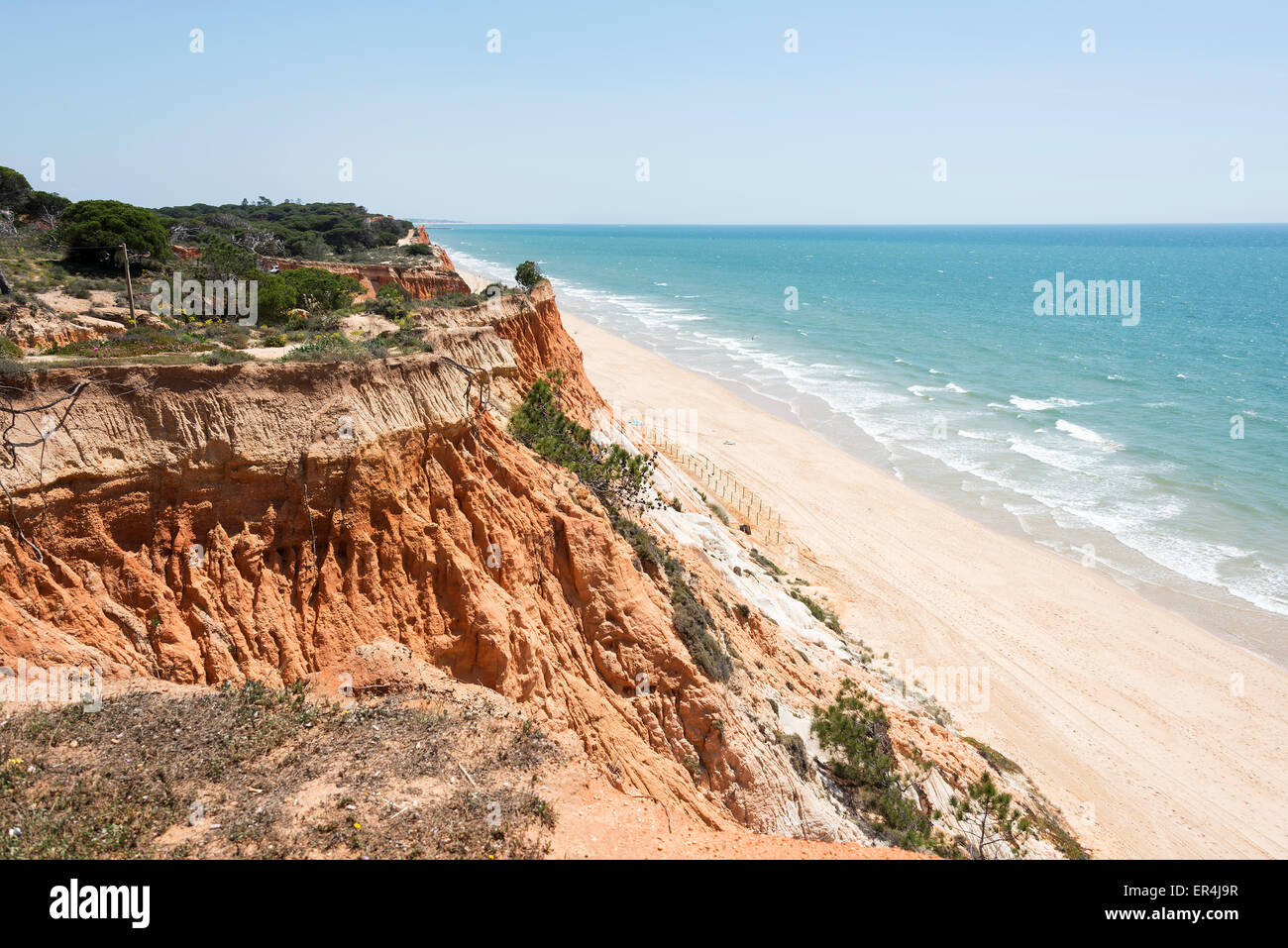 Klippen am Praia da Falesia in der Nähe von Villamoura in Portugal Region Algarve mit Menschen zu Fuß am Strand Stockfoto