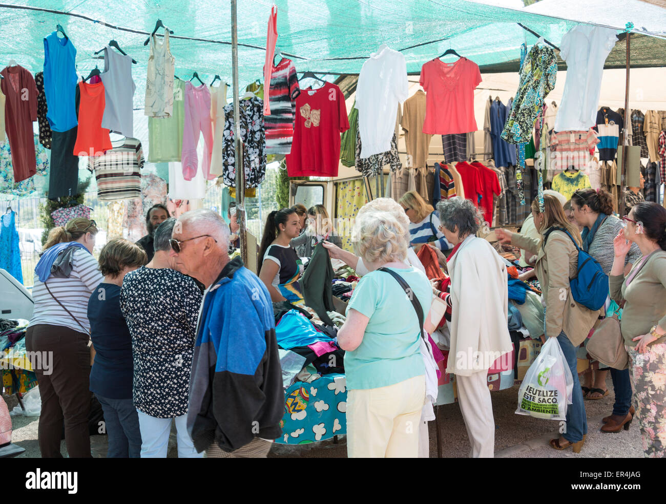 LOULE, PORTUGAL - APRIL 22: Lokale Leute verkaufen ihre Mitarbeiter auf dem Markt am 22. April 2015 in Loule, Portugal, das ist eine jährliche mar Stockfoto