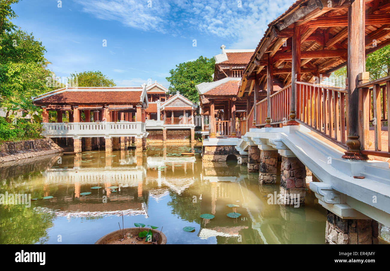 asiatische Tropengarten mit traditionellen Brücke und Gebäude, Vietnam Stockfoto
