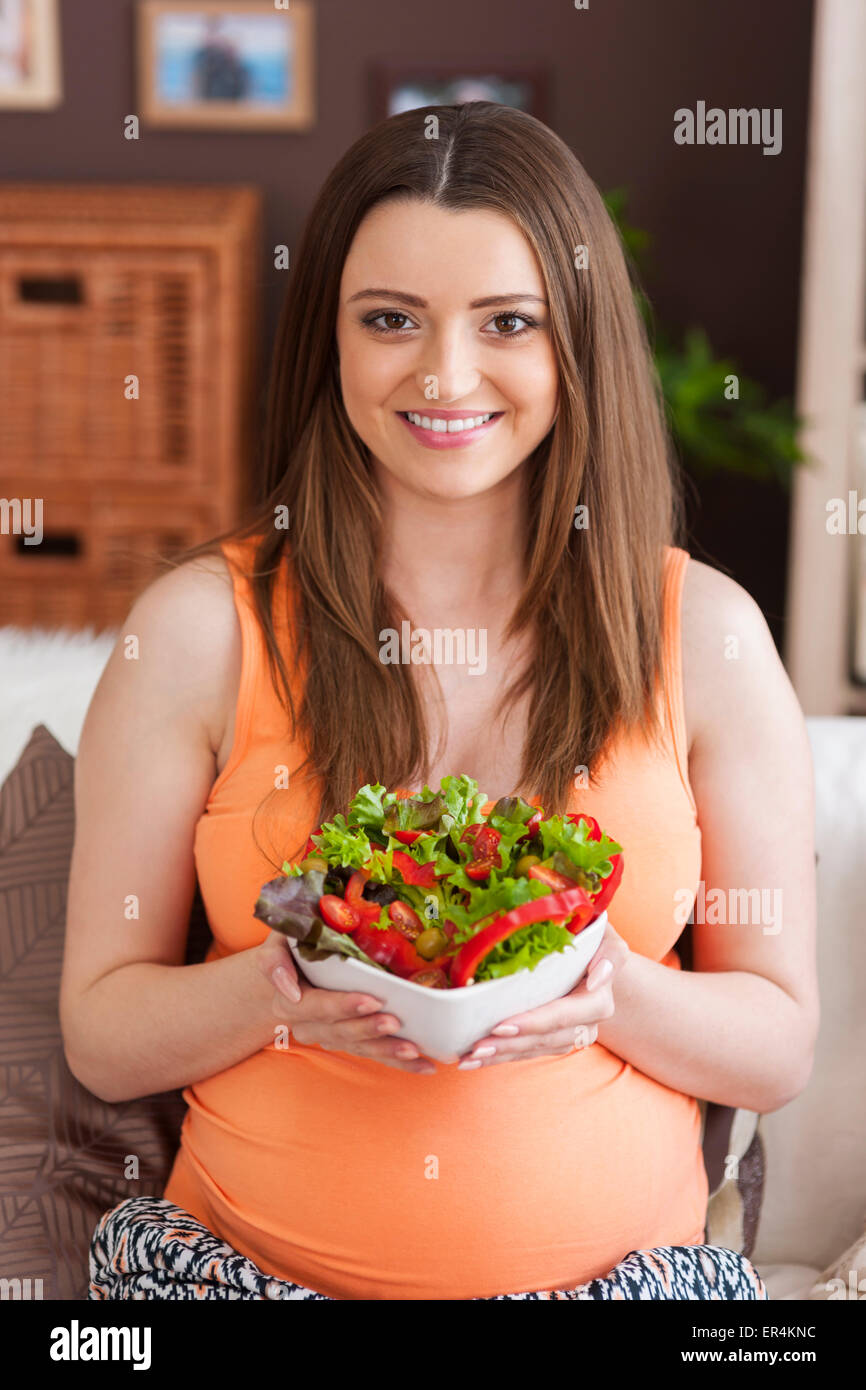 Glücklich schwanger Frau gesunden Salat essen. Debica, Polen Stockfoto