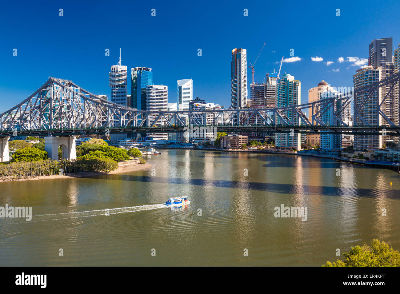 Fähre unter Story Bridge mit Skyline von Brisbane, Queensland, Australien Stockfoto