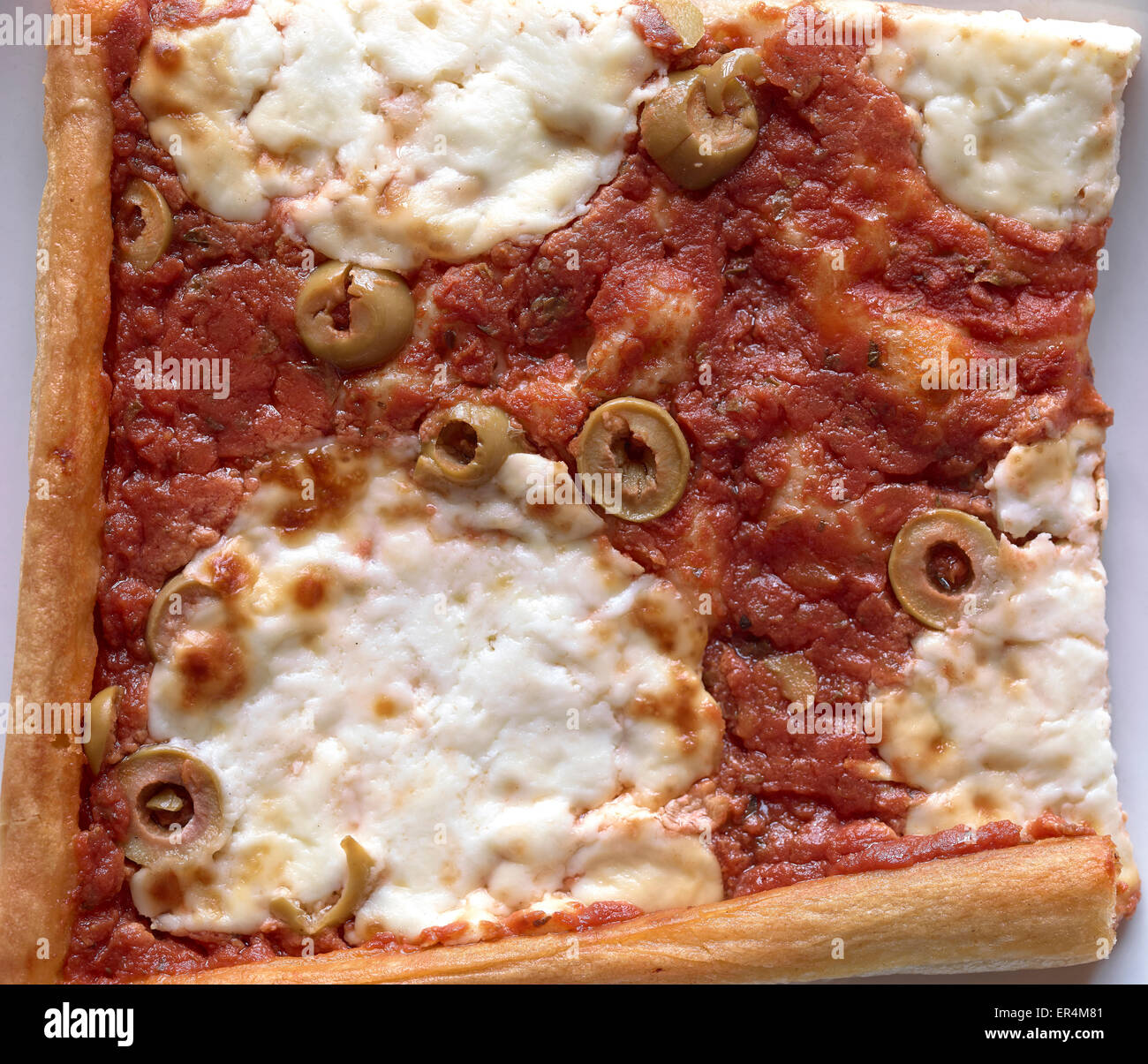 echte italienische Pizza mit Tomaten, Käse, Oliven Stockfoto