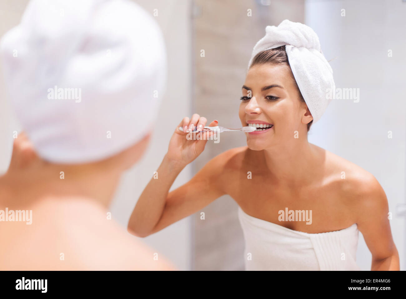 Junge Frau im Badezimmer die Zähne putzen. Debica, Polen Stockfoto