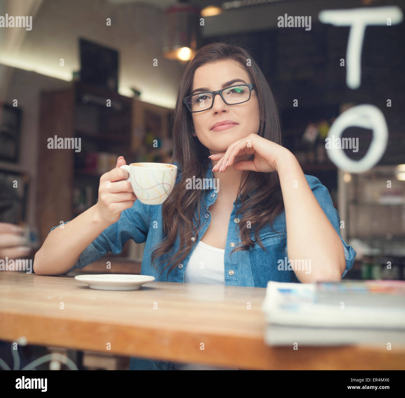 Portrait der schönen Frau trinken Kaffee im Café. Krakau, Polen Stockfoto