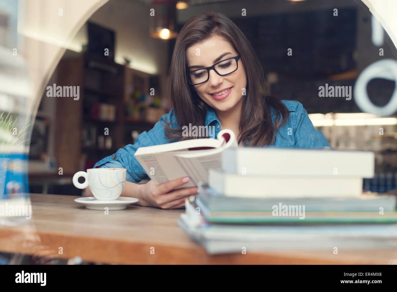 Hipster-Frau im Café zu studieren. Krakau, Polen Stockfoto