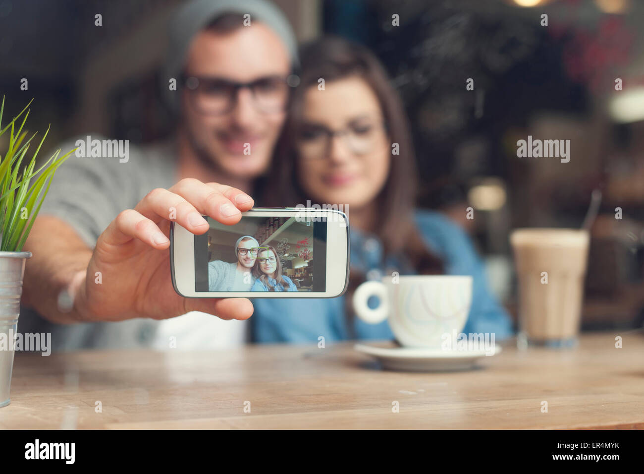 Hipster paar nehmen Selfie im Café. Krakau, Polen Stockfoto