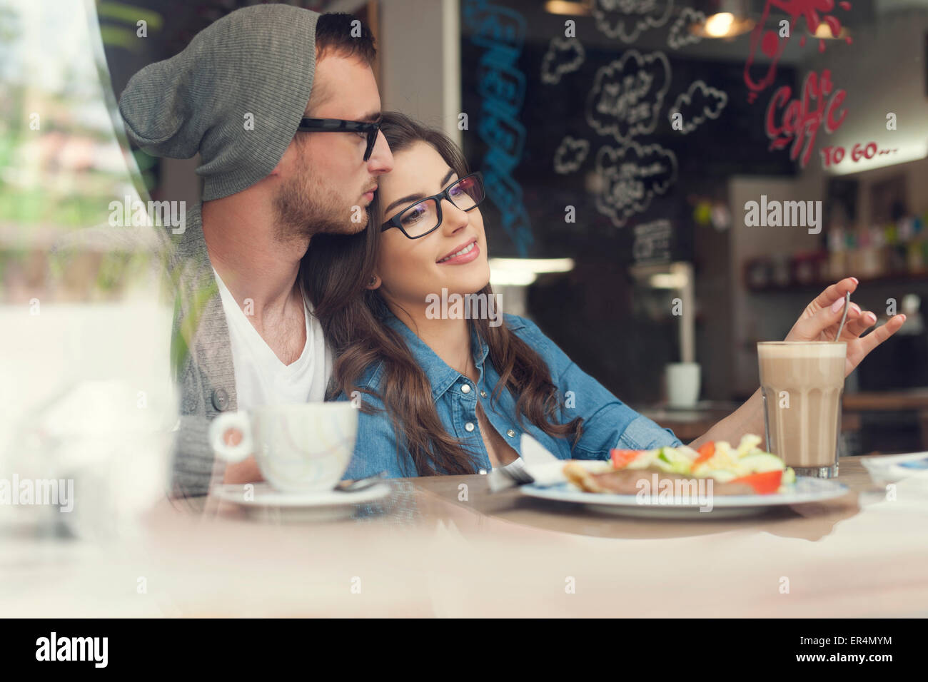 Romantische Zeit des Liebespaar im Café. Krakau, Polen Stockfoto