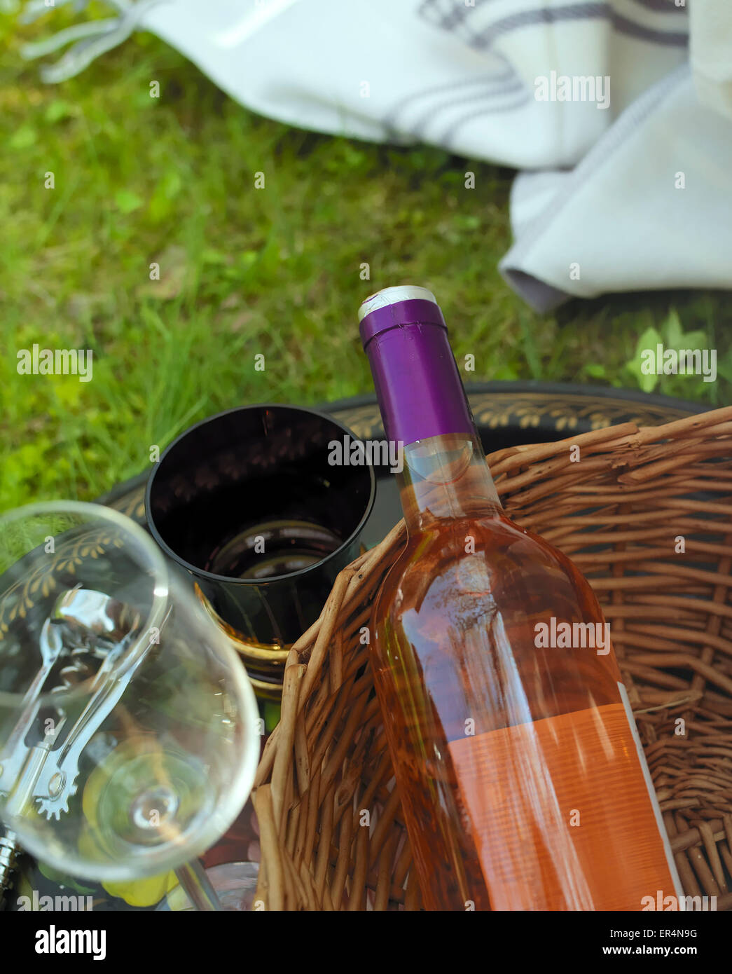 Weinflasche In einem Korb Stockfoto