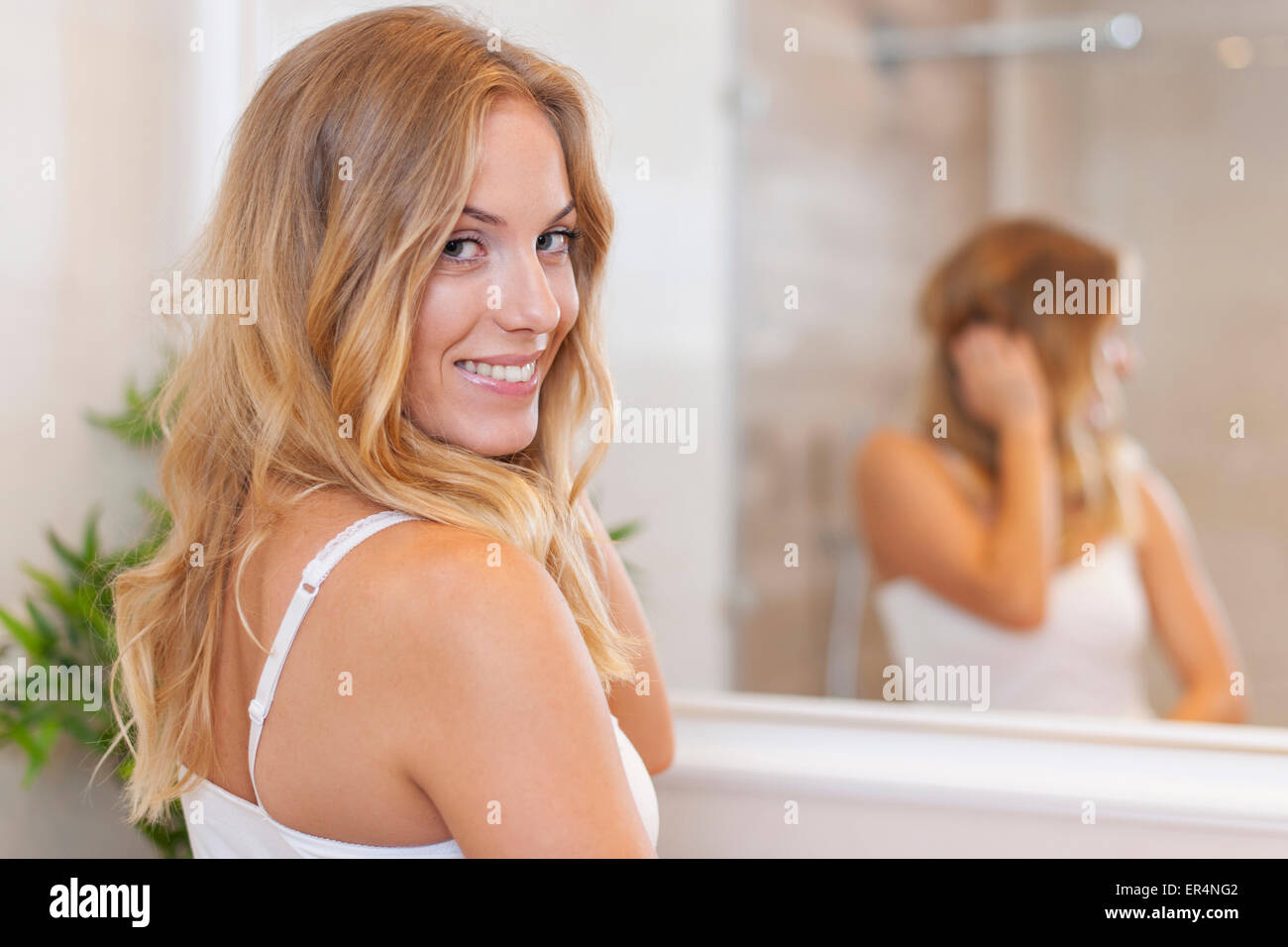 Porträt der schöne blonde Frau im Bad. Debica, Polen Stockfoto