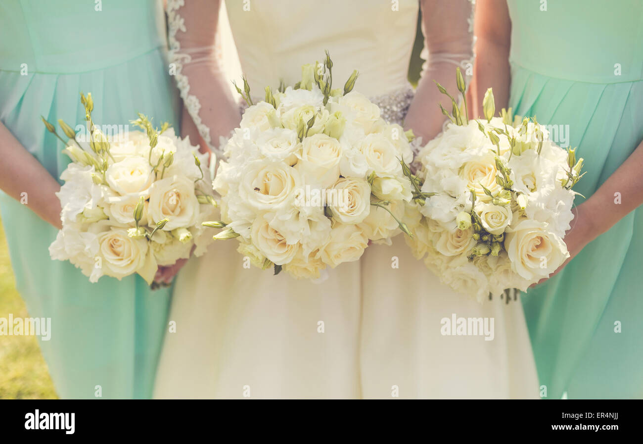 Braut und Brautjungfern mit Blumen Stockfoto