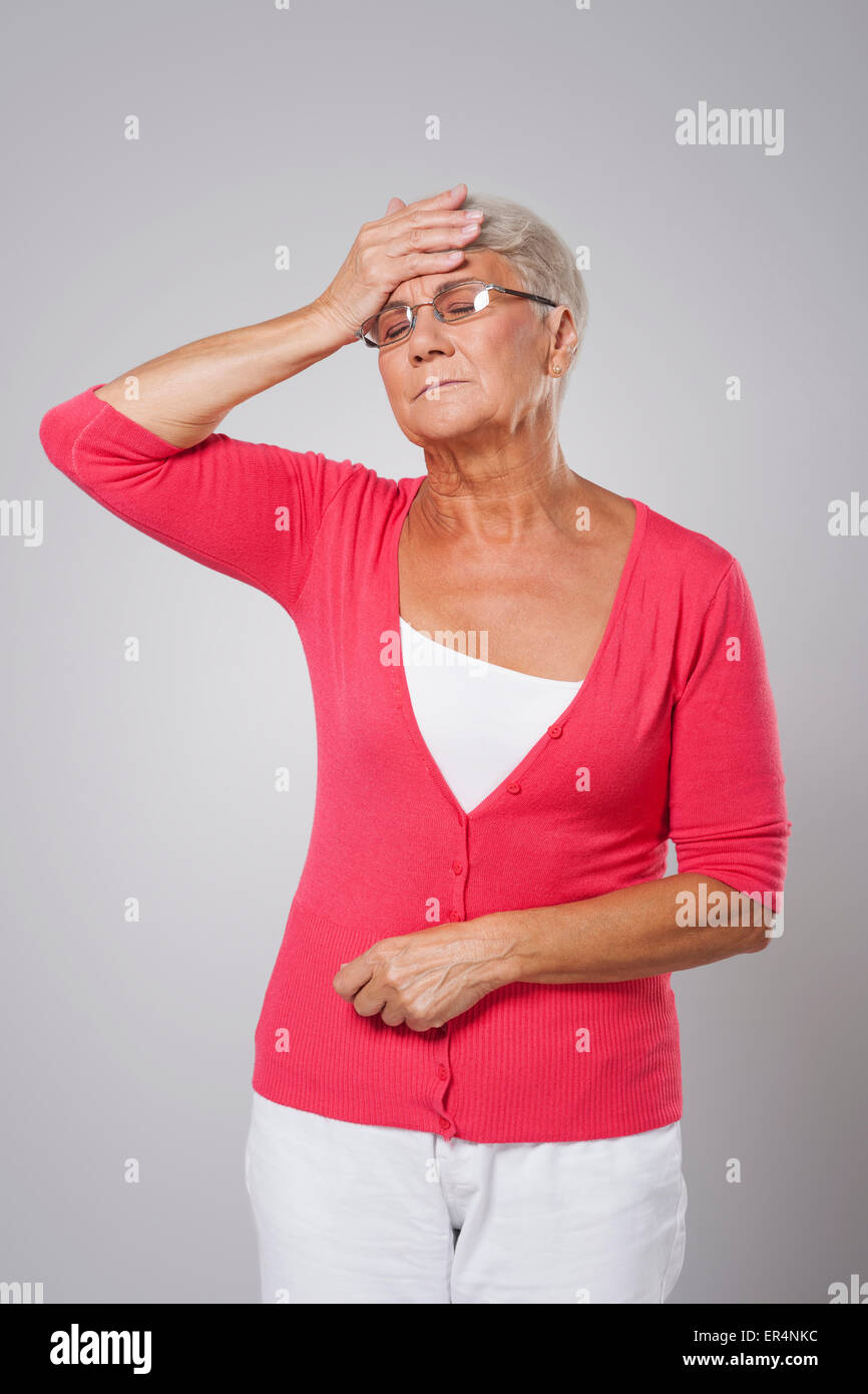 Ältere Dame mit Kopfschmerzen Stockfoto