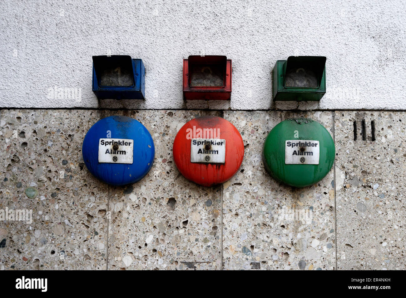 Feuer Warnung Sprinkler Alarmglocken an Außenwand. Stockfoto