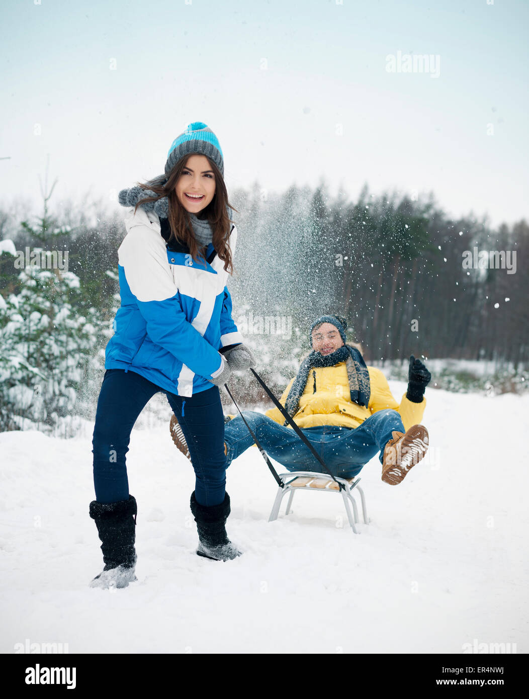 Paar haben Spaß auf Schlitten im Winter. Debica, Polen Stockfoto
