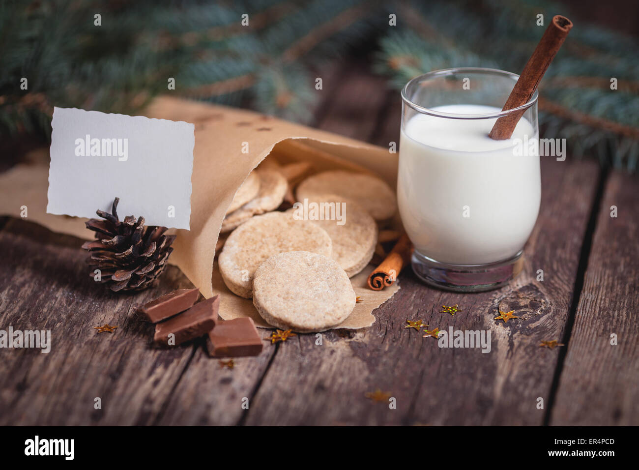 Süße Weihnachtsplätzchen mit Milch auf hölzerne Schreibtische. Debica, Polen Stockfoto