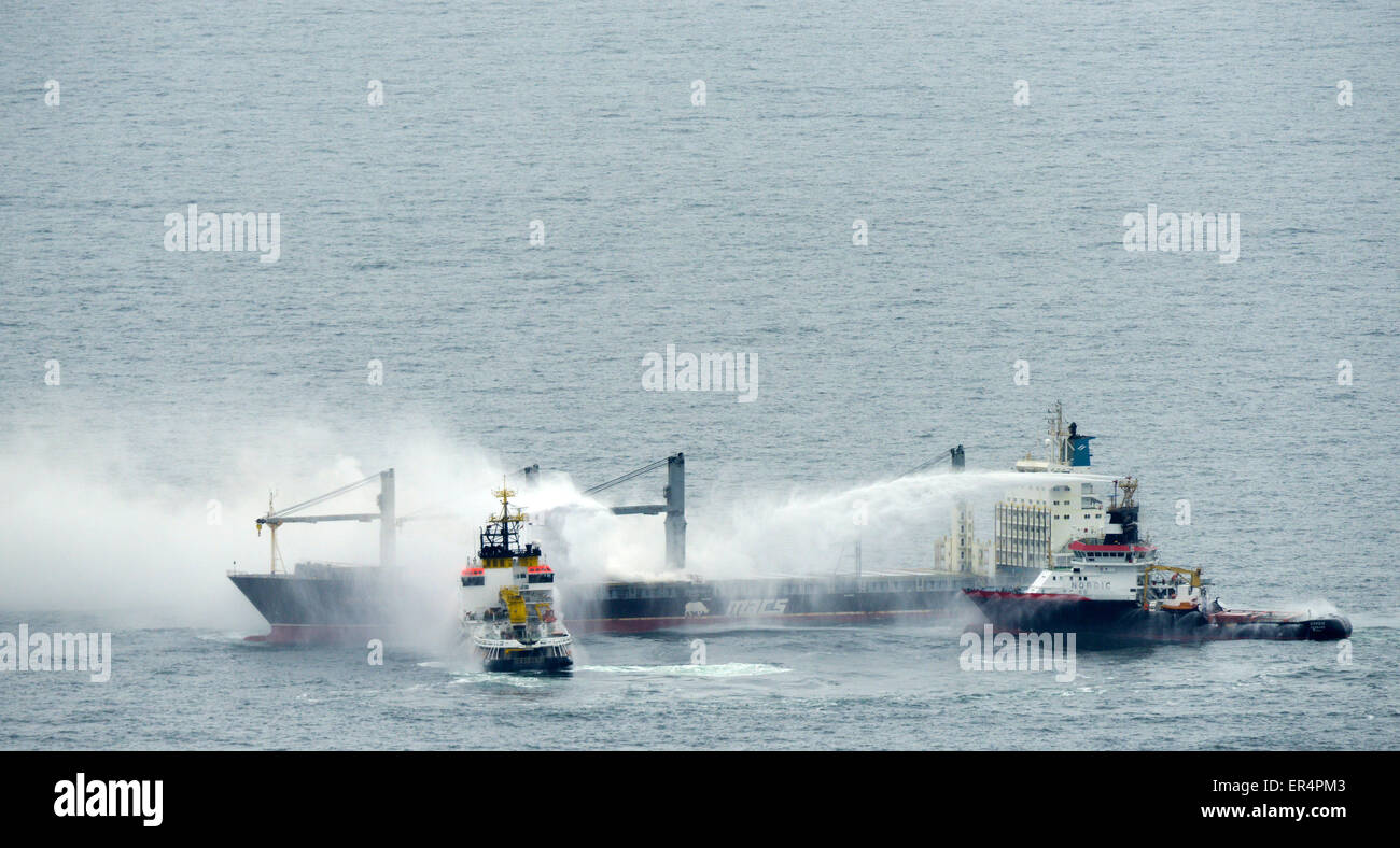 Cuxhaven, Deutschland. 26. Mai 2015. Der Notfall Meer Schlepper "Nordic" und das Mehrzweck-Schiff "Neuwerk" löschen das Feuer an Bord der brennenden Frachter "Purple Beach" in der Nordsee in der Nähe von deutschen Insel Helgoland, Deutschland, 27. Mai 2015. Die Besatzung des Frachters Marshall Inseln registriert hatte bemerkt, Rauch in der Ladung hält am 25 Mai abends, ein Sprecher für das Havariekommando in Cuxhaven, Deutschland, am 26. Mai 2015 angegeben. Bildnachweis: Dpa picture Alliance/Alamy Live News Stockfoto