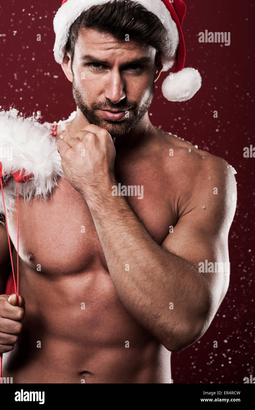 Sexy Mann mit Hut von Santa Claus und Weihnachten Sack. Debica, Polen Stockfoto