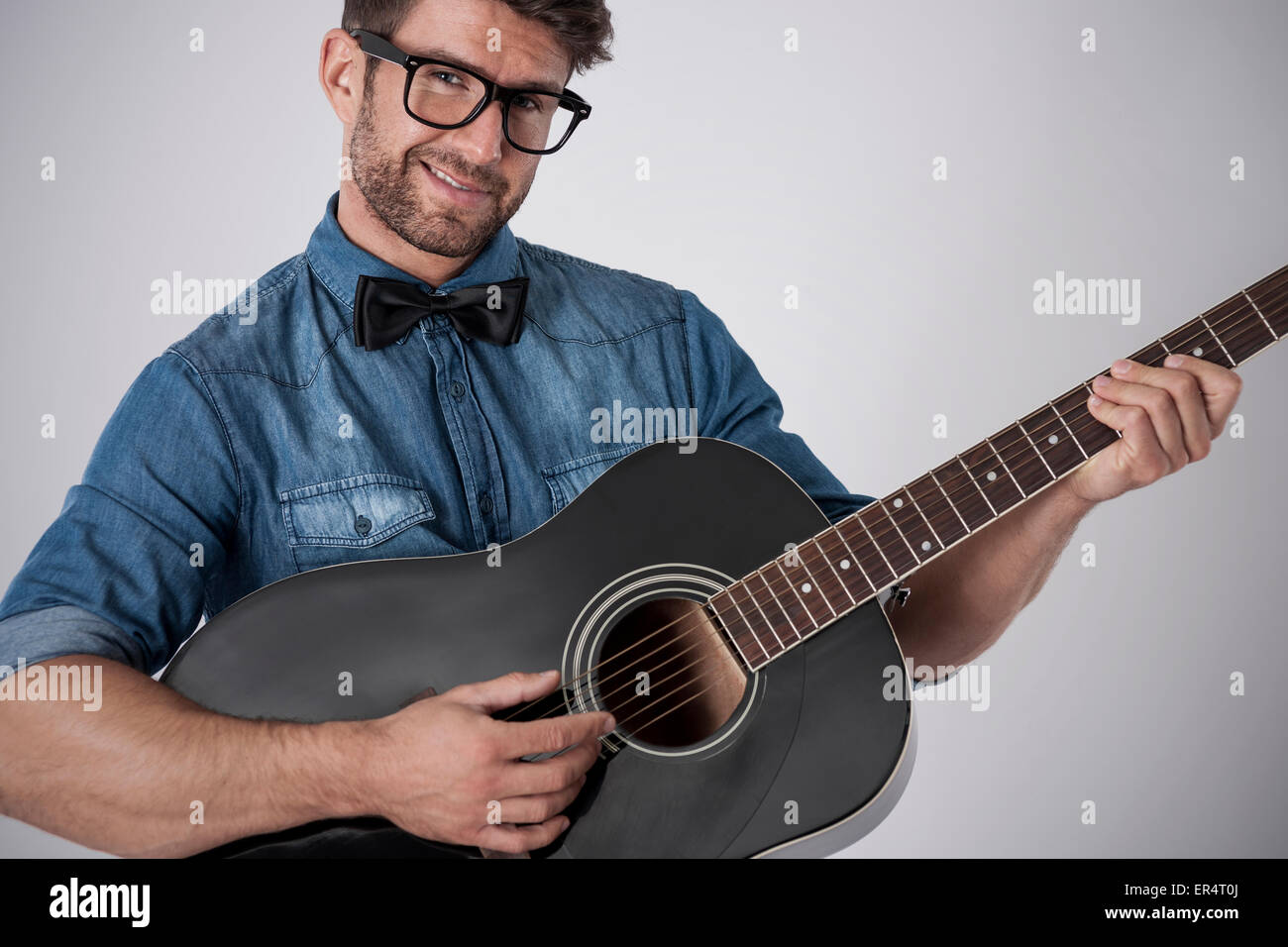 Eine Gitarre zu spielen, ist ein Symbol für ein romantischer Mensch. Debica, Polen Stockfoto