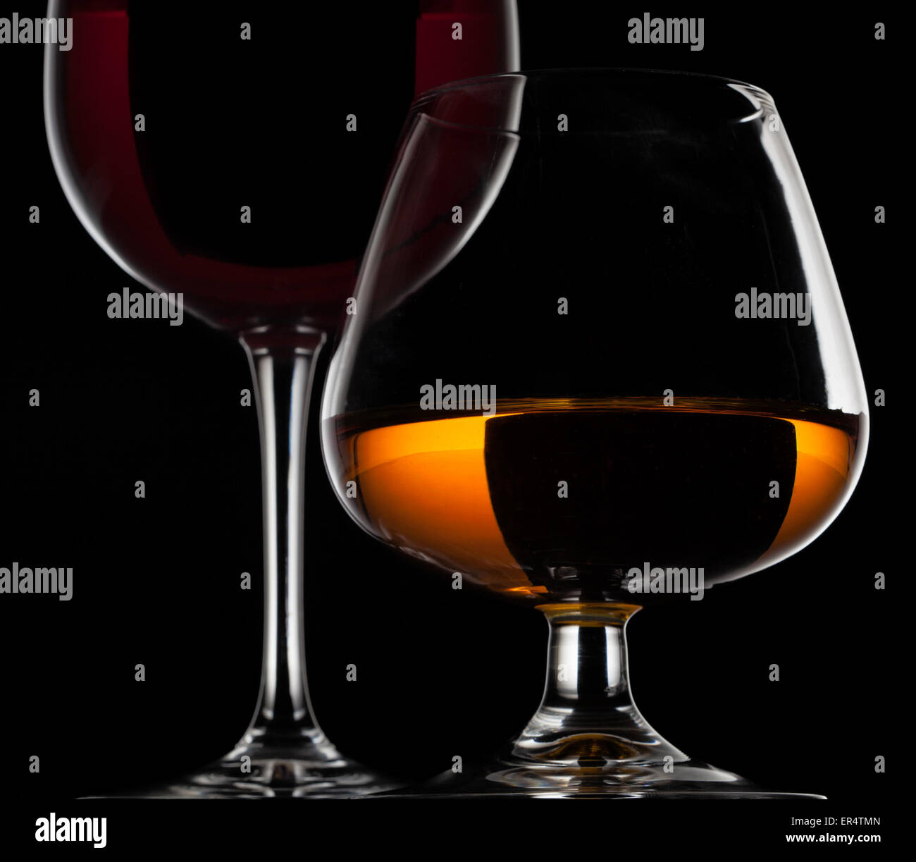 Wein und Whiskeyglas auf schwarzem Hintergrund Stockfoto