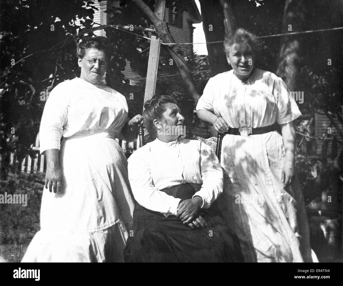 Dieses Foto stammt um 1910 und zeigt drei Frauen, von denen alle Einwanderer aus in den portugiesischen Azoren-Insel Pico wurden. Sie alle lebten nun in New Bedford, Massachusetts. Stockfoto